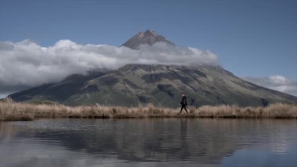 Žena Kráčí Přírodě Vrcholu Taranaki Moře Nový Zéland Cestovní Koncept — Stock video