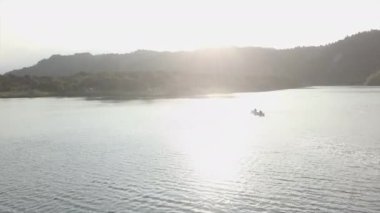 Uçsuz bucaksız denizin uçsuz bucaksız manzarası bir çift teknede, Yeni Zelanda - seyahat kavramı