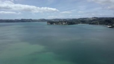 Yeni ahbaplar, Yeni Zelanda 'daki kayalık bir çıkıntının güneşli bir gününde hava manzarası.