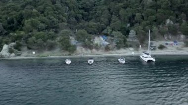 Yeni Zelanda 'daki iskele ve kamp alanının havadan görünüşü - seyahat kavramı