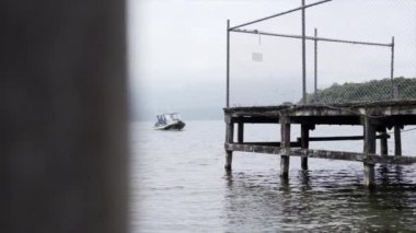 Gemi, Yeni Zelanda 'da sakin denizlerle rıhtıma varıyor.