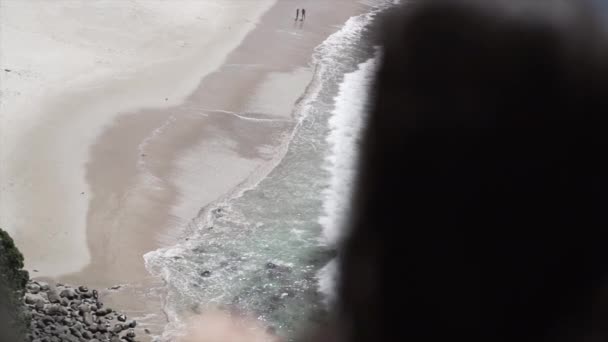 Uma Mulher Irreconhecível Sentado Gazebo Com Vista Para Praia Novos — Vídeo de Stock