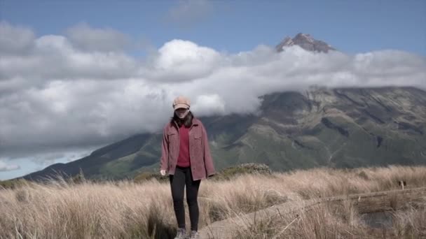 Frau Die Auf Einem Lehrpfad Neben Dem Taranaki Neuseeland Reisekonzept — Stockvideo