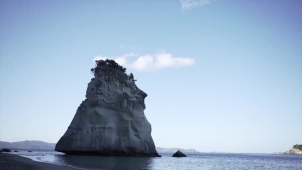 Islote Con Mar Calma Playa Cala Catedral Nueva Zelanda Horizontal — Vídeos de Stock