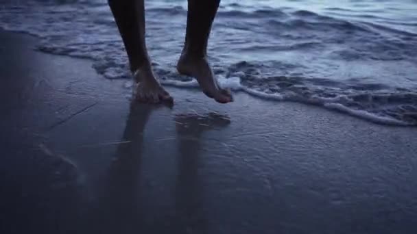 Mans Bose Feet Walking Beach Cacathedral Cove Nowa Zelandia Poziome — Wideo stockowe