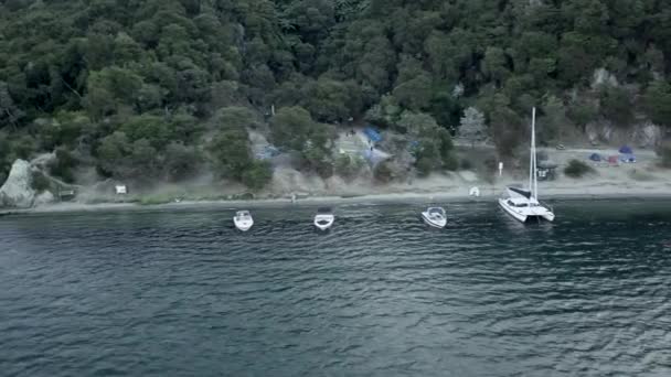 ニュージーランドの桟橋とキャンプ場の空中ビュー 旅行コンセプト — ストック動画