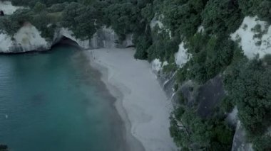 Katedral Koyu 'ndaki kumsal ve mağaranın havadan görünüşü, Yeni Zelanda - yatay video