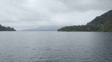 Deniz kıyısındaki ahşap bir köprüde yürüyen bir çiftin hava manzarası, Yeni Zelanda - seyahat kavramı