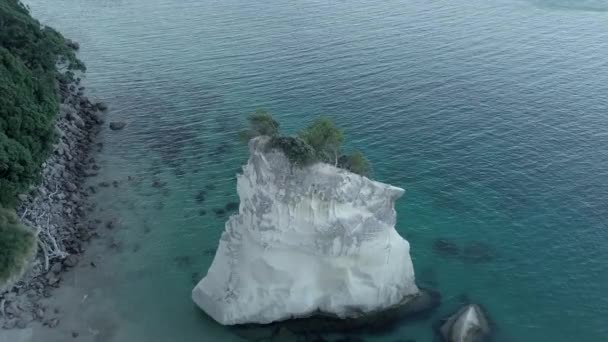 Vista Aérea Estática Cala Catedral Roca Nueva Zelanda Vídeo Horizontal — Vídeo de stock