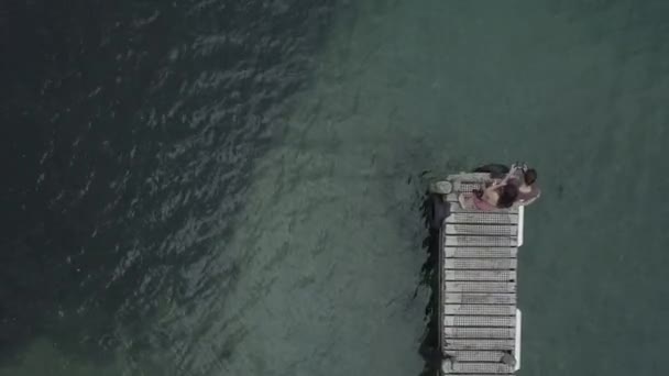 Pandangan Udara Dari Pasangan Yang Berdiri Awal Jembatan Tepi Laut — Stok Video