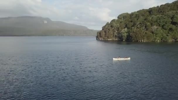 Widok Lotu Ptaka Morze Parą Łodzi Wokół Wyspy Nowa Zelandia — Wideo stockowe