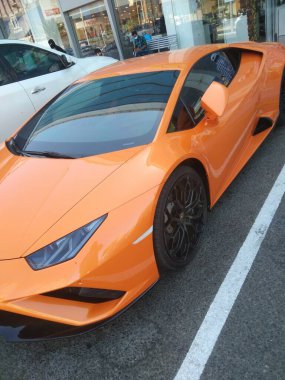 Sokaktaki modern araba.