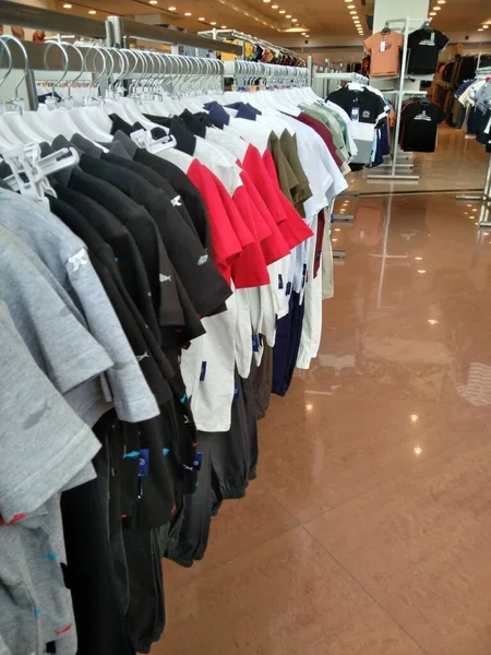 Новый Магазин Одежды Торговом Центре — стоковое фото