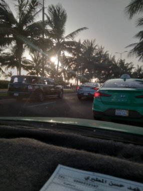 Yolda çalışan araba. 