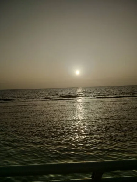 Справжній Вид Захід Сонця Морем Повним Води — стокове фото