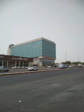 Kentsel alanda büyük bir bina 