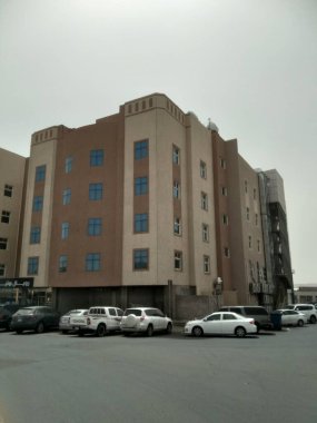 Yolun yanındaki iskan binası. 