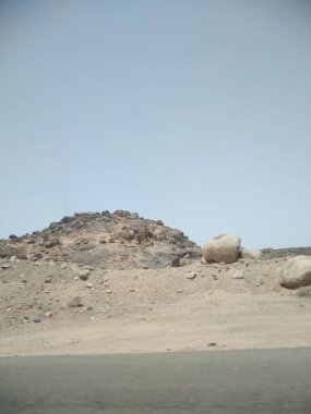 Mavi gökyüzü ile çöl manzarası 