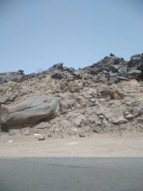 Gökyüzü ile dağ manzarası 