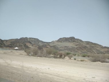 Kaya ile çöl manzarası