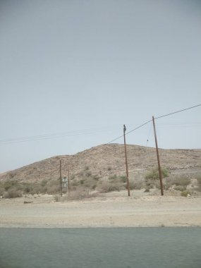 Elektrik direkleriyle çöl manzarası