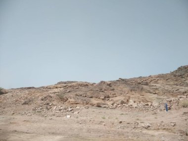 Taşlı uçurumlarla dolu arazi manzarası 