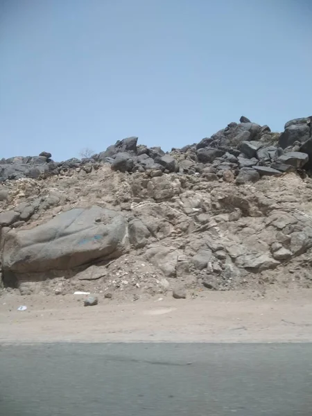 Gökyüzü ile dağ manzarası 