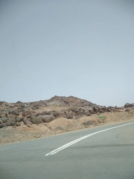 路边岩石的沙漠景观 — 图库照片