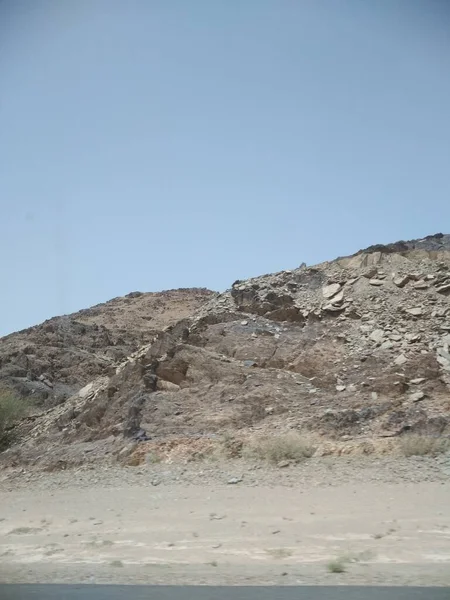 Uçurumlarla çöl manzarası