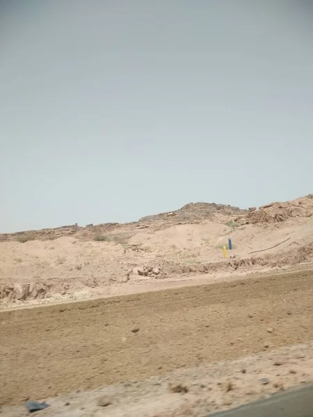 Yol kenarı çöl manzarası 