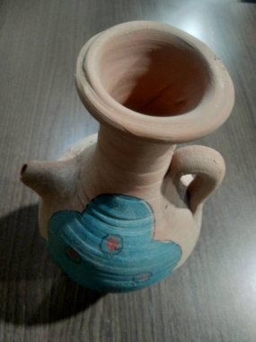 El yapımı kil çömlek, yakın plan.