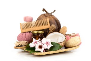 Beyaz arka planda izole edilmiş makapun hindistan cevizli ve ballı ıslak saç..