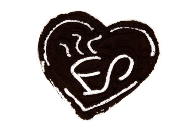 Beyaz yüzeyde öğütülmüş kalp tası izole edilmiş. Üst görünüm, düz uzanma. 