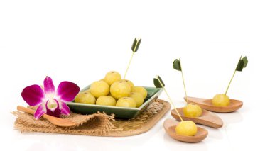 Beyaz yüzeyde izole edilmiş bektaşi üzümü şekeri.