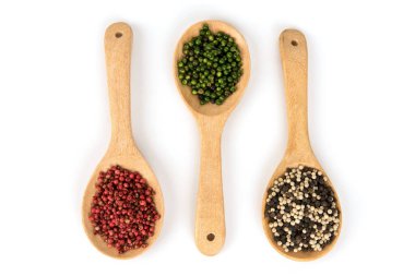 Beyaz yüzeyde izole edilmiş biber tohumları. Üst görünüm, düz uzanma.