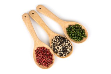 Beyaz yüzeyde izole edilmiş biber tohumları. Üst görünüm, düz uzanma.