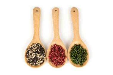 Beyaz yüzeyde izole edilmiş biber tohumları. Üst görünüm, düz uzanma.