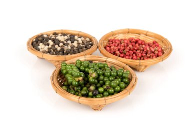 Beyaz yüzeyde izole edilmiş biber tohumları.