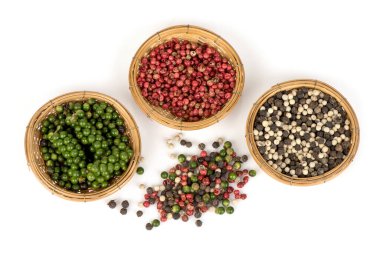 Beyaz arka planda izole edilmiş biber tohumları. Üst görünüm, düz uzanma. 