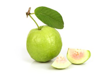 Beyaz arkaplanda izole edilmiş guava veya psidyum guajava meyvesi.