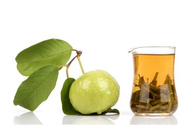 Kaynamış su ve guava yaprakları beyaz arkaplanda izole..