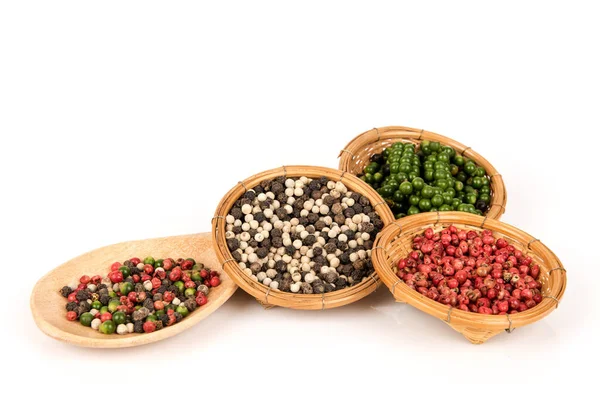 Beyaz yüzeyde izole edilmiş biber tohumları.