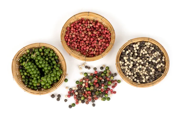 Beyaz arka planda izole edilmiş biber tohumları. Üst görünüm, düz uzanma. 