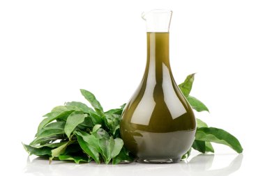 Ya-Nang thai adı veya tiliacora triandra dalı beyaz arka planda bulunan yapraklardan yeşil yapraklar ve meyve suyu..