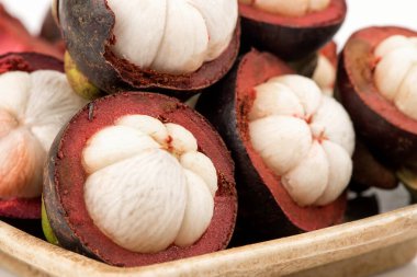 Beyaz arka planda izole edilmiş mangosteen meyveleri. 