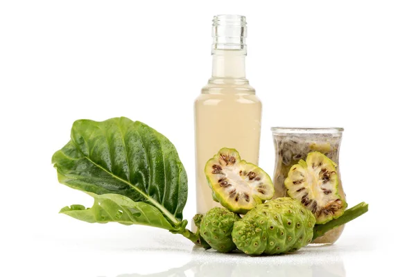 Noni Fruits Green Leaves Juice Fruits Isolated White Background — Fotografia de Stock