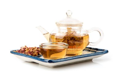 Damask gülü, kuru yapraklar ve beyaz arka planda izole edilmiş çay.