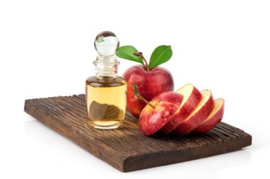 Elma meyvesi ve elma sirkesi beyaz arkaplanda izole edilmiş..