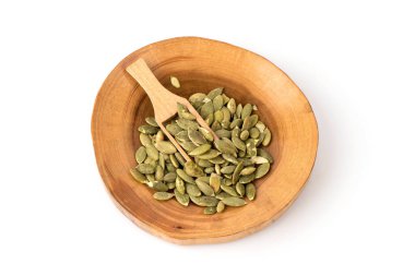 Beyaz arka planda izole edilmiş kabak çekirdekleri. Üst manzara, düz yatış..