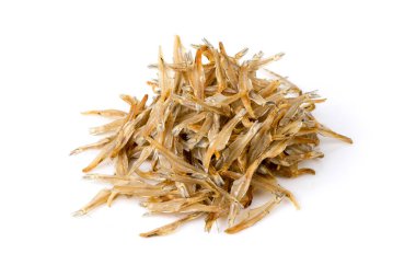 Kurutulmuş ançüez yığını beyaz arkaplanda izole edildi.